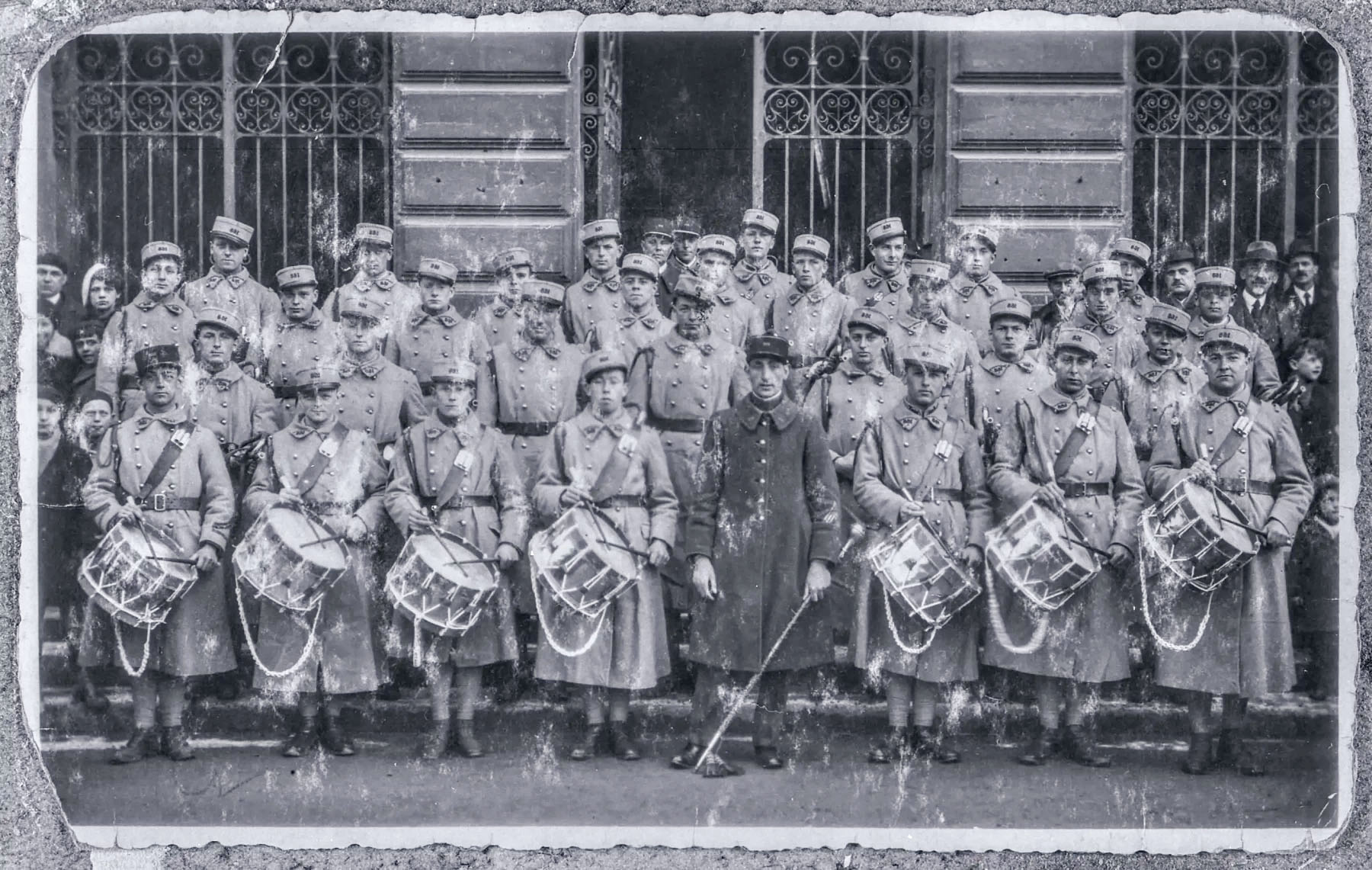 Ligne Maginot - 168° Régiment d'Infanterie de Forteresse (168° RIF) - La musique du 168° RIF devant l'hotel de ville à Longuyon