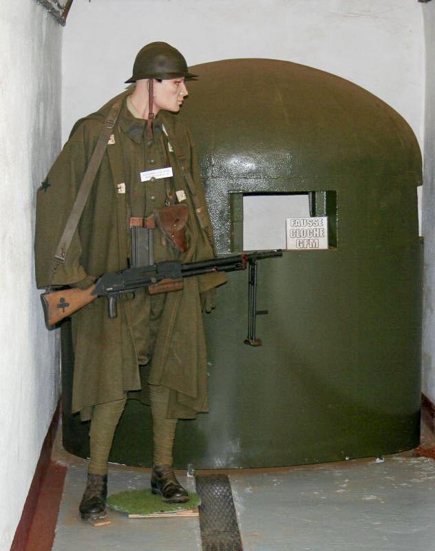 Ligne Maginot - Fantassin du 168e RIF - Uniforme d'un fantassin du 168e RIF avec FM 24/29 devant une fausse cloche GFM - Musée Hackenberg