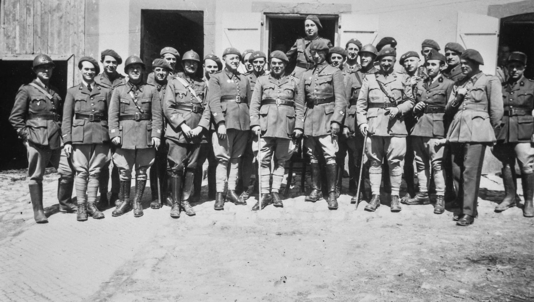 Ligne Maginot - 161° Régiment d'Infanterie de Forteresse (161° RIF) - Officiers du 2° bataillon du 161° RIF en mars ou en avril 1940. 
On reconnait sur la photo le Lt Raymond Mondon, futur maire de Metz, député et ministre, béret et cigarette aux lèvres, au 3ème rang et à droite de l'officier en hauteur. 
Cette photo a donc été prise après la mobilisation de 1939. 