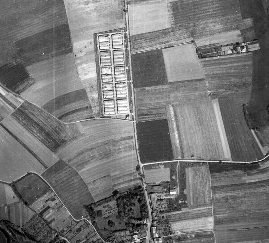 Ligne Maginot - POUILLY  -(Dépôt du Génie) - Les bâtiments de stockage et le mur d'enceinte sont bien visibles - Geoportail - IGN 1946