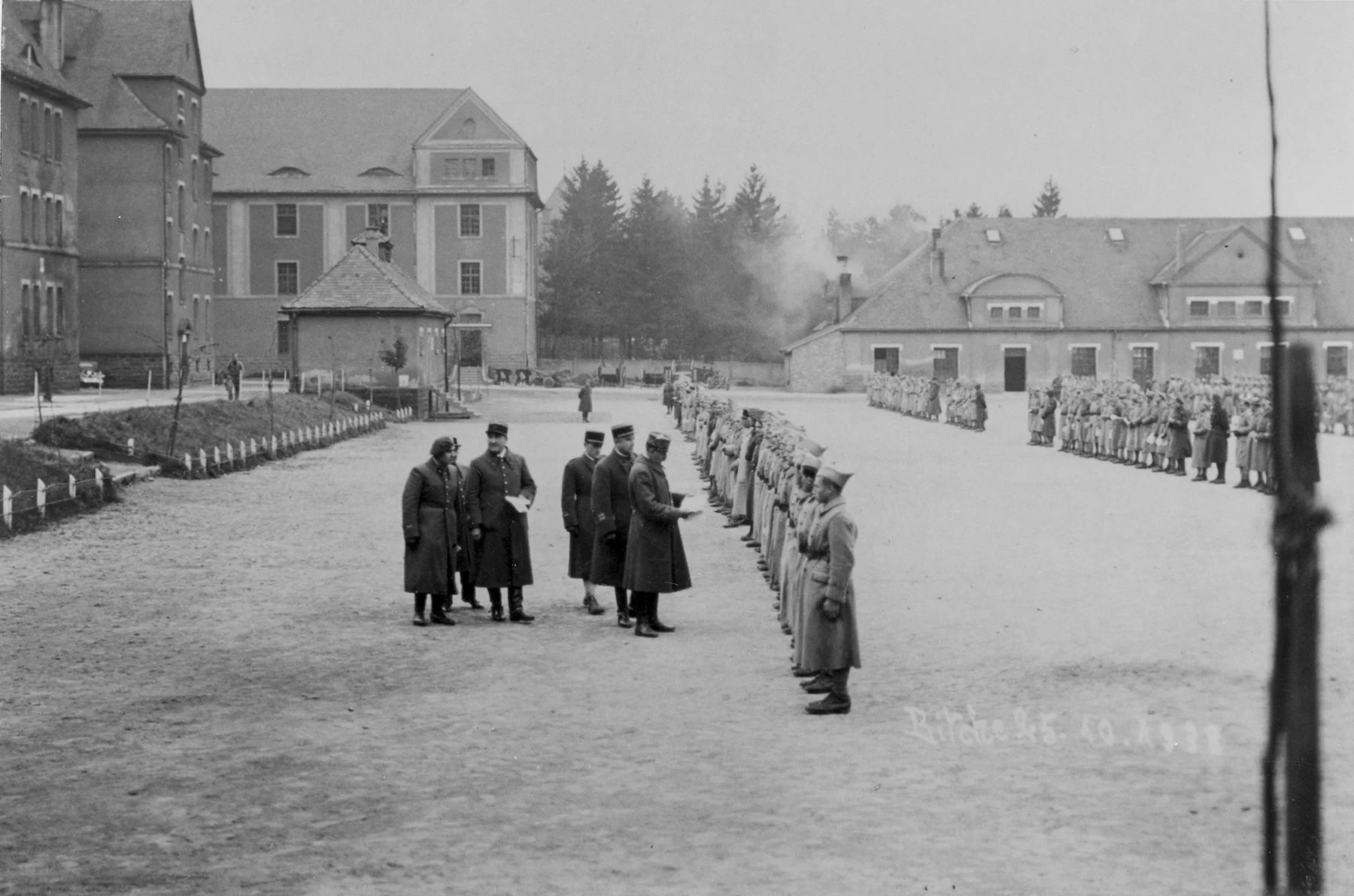 Ligne Maginot - 153° Régiment d'Infanterie de Forteresse (153° RIF) - Camp de Bitche le 9 novembre 1938
Inspection du contingent par le Gal Boutignon avec le colonel Reys chef de corps du 153° RIF, le Cdt Bergeron commandant le 3° bataillon, le Lt Tetard commandant la CM9 par intérim, le médecin lieutenant et un officier d’ordonnance