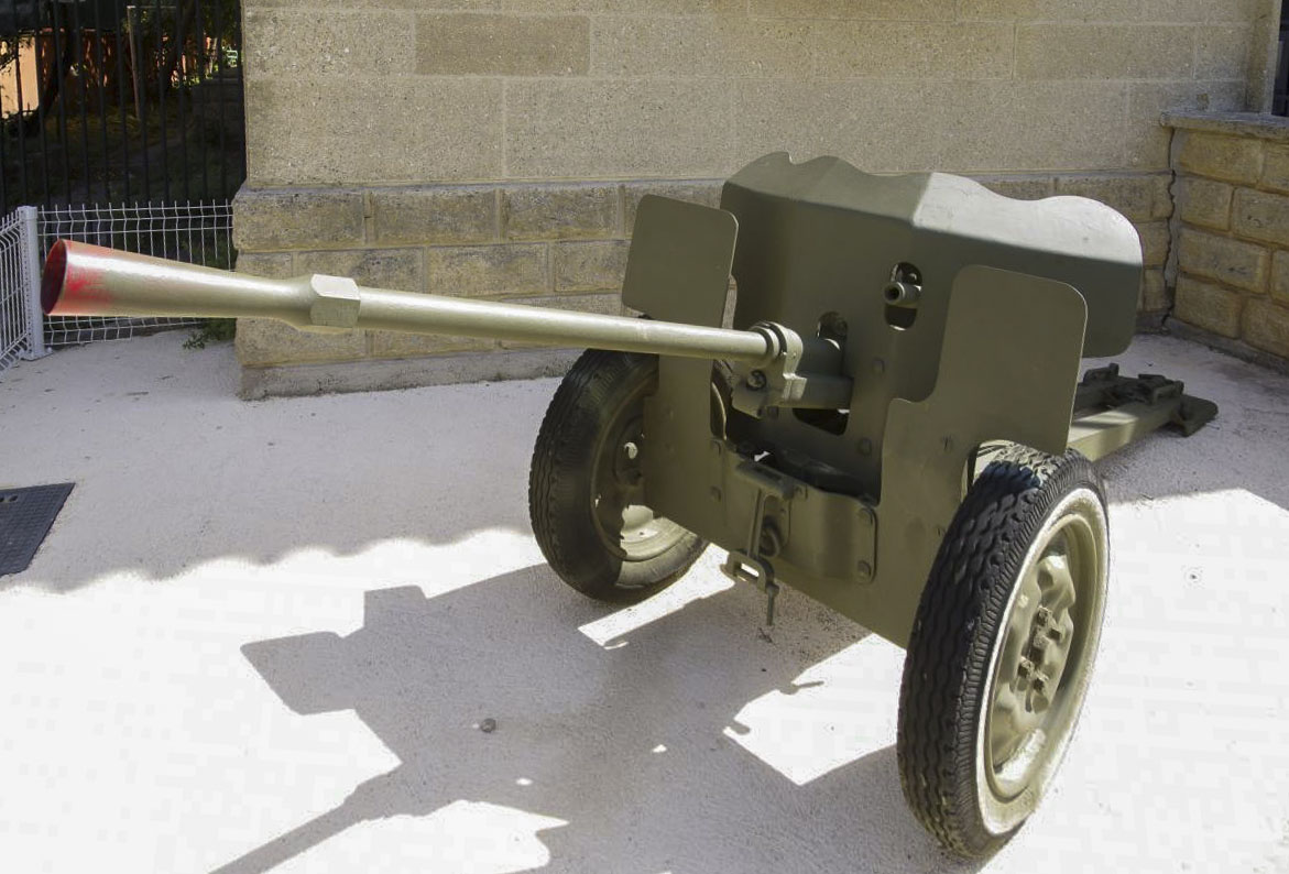 Ligne Maginot - Canon AC de 25 SA mle 1934 Hotchkiss - Devant la Maison des Anciens Combattants à Toulon