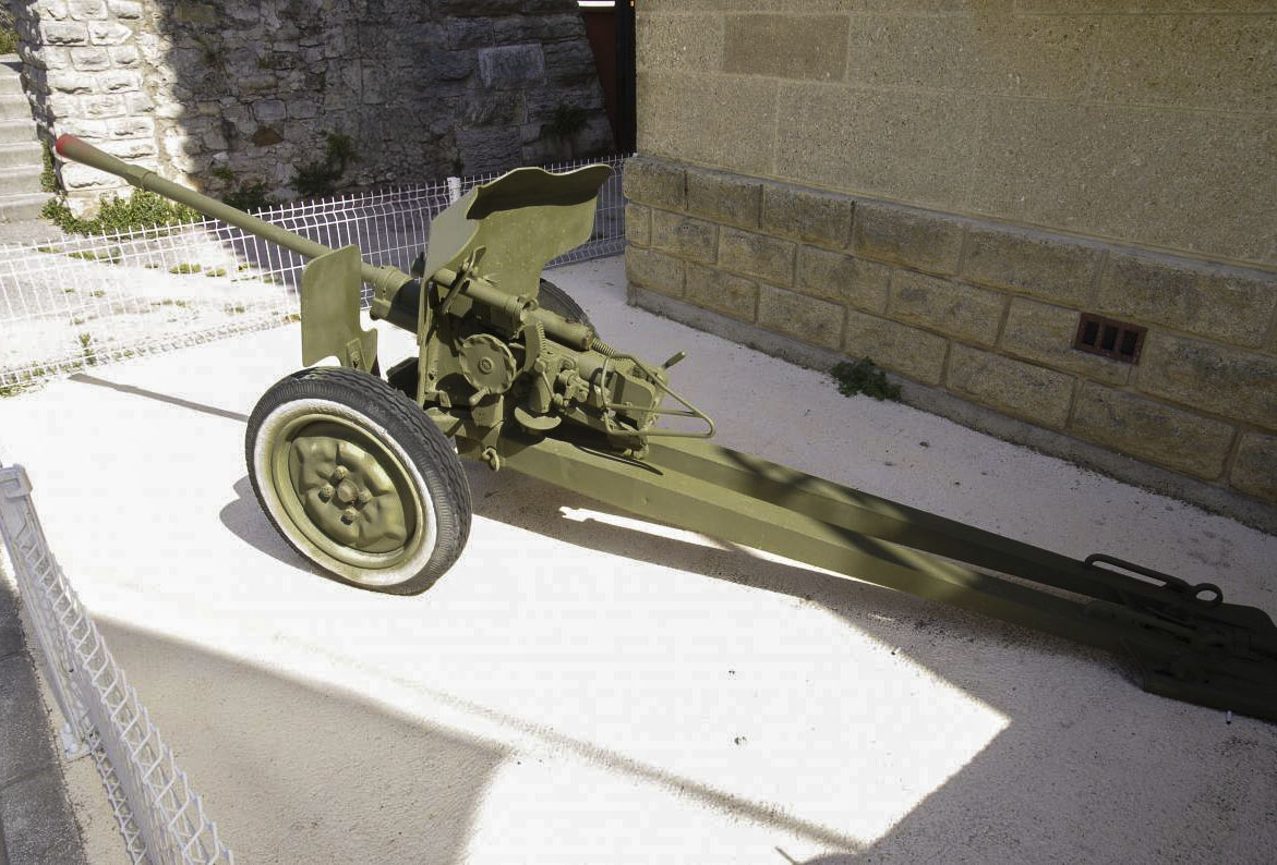 Ligne Maginot - Canon AC de 25 SA mle 1934 Hotchkiss -    Devant la Maison des Anciens Combattants à Toulon