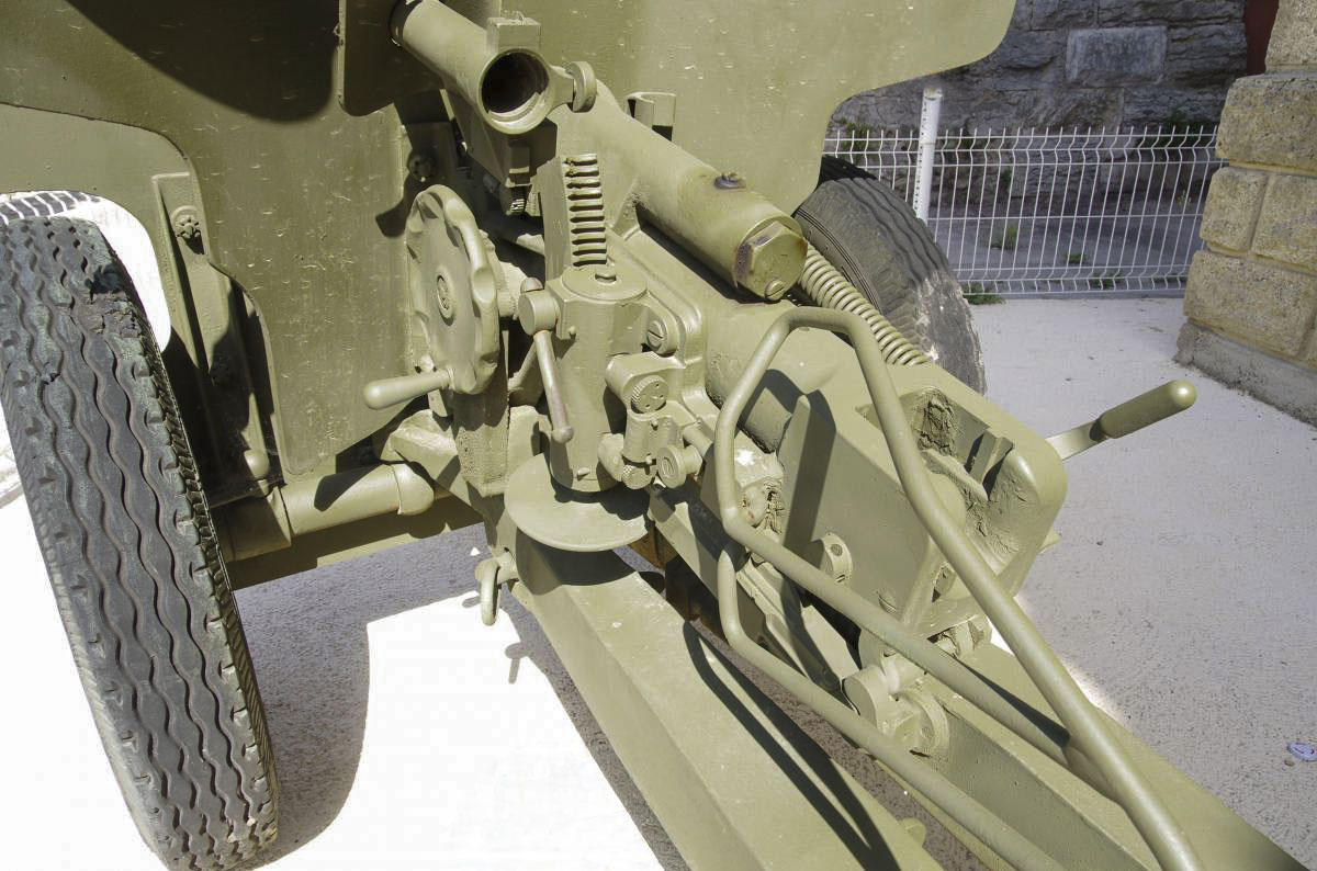 Ligne Maginot - Canon AC de 25 SA mle 1934 Hotchkiss - Devant la Maison des Anciens Combattants à Toulon