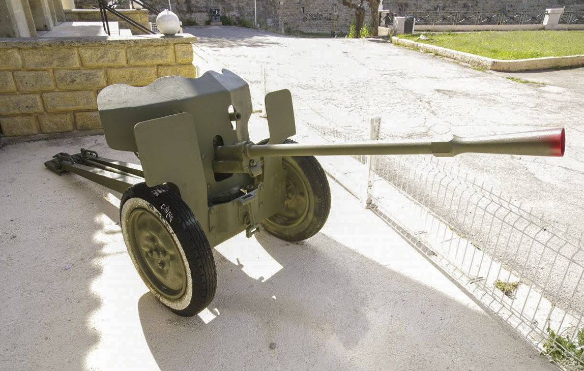 Ligne Maginot - Canon AC de 25 SA mle 1934 Hotchkiss - Devant la Maison des Anciens Combattants à Toulon