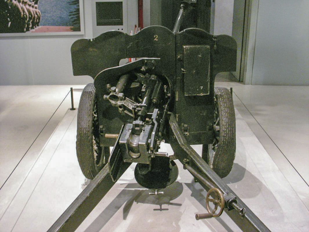 Ligne Maginot - Canon AC de 25 SA-Léger mle 1937 APX - Musée de l'Armée (Paris - Invalides)