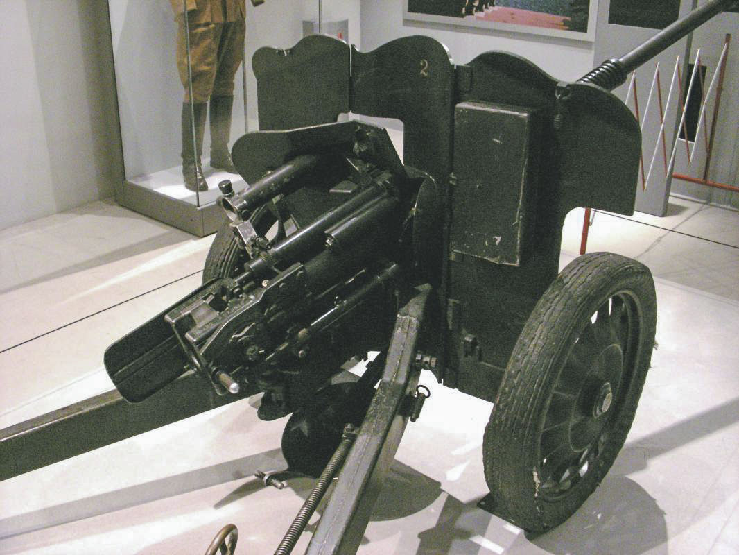 Ligne Maginot - Canon AC de 25 SA-Léger mle 1937 APX - Musée de l'Armée (Paris - Invalides)