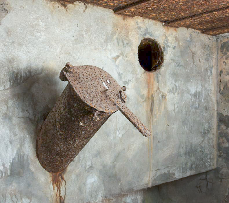 Ligne Maginot - CB302 - KANFENER BUSCH 6 - (Blockhaus pour canon) - Certains vestiges d'équipement sont toujours en place. - www.arnaultjl-photo.com