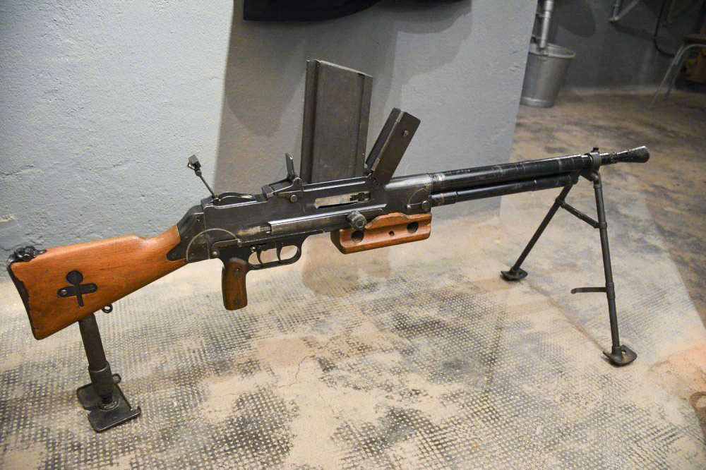 Ligne Maginot - Fusil mitrailleur mle 24/29 - Le FM 24/29 en configuration classique, avec son trépied et le support de crosse