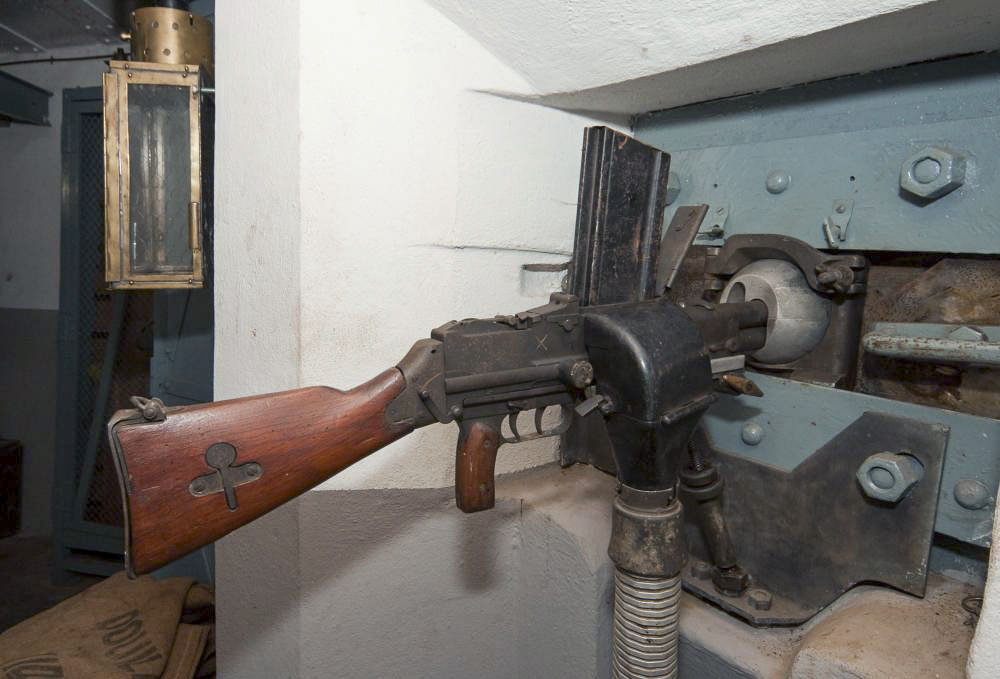 Ligne Maginot - FM 24/29 sur rotule RB - FM 24/29 avec sa rotule RB en place dans un créneau type A.
Le collecteur a étuis et le tube d'évacuation des douilles sont montés sur le coté droit de l'arme