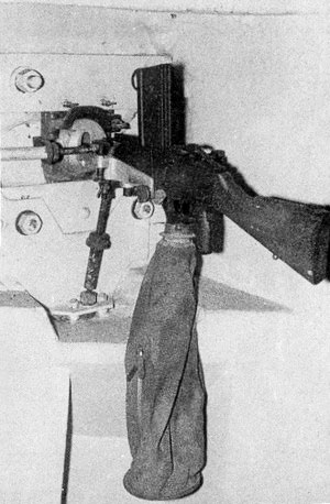 Ligne Maginot - Fusil Mitrailleur 24/29 sur rotule RB - FM 24/29 monté dans un créneau pour FM.
Le FM est maintenu par une rotule de créneau RB avec le sac de récupération des douilles