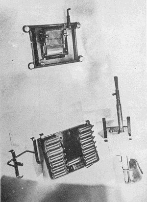 Ligne Maginot - Fusil  mitrailleur 24/29 - En positionde rangement dans une cloche GFM. Un support accroché à la circulaire de la cloche permet le maintien des accessoires comme la rotule avec FM, les épiscopes; le mortier de 50 et las casiers pour chargeur ou grenades de 50