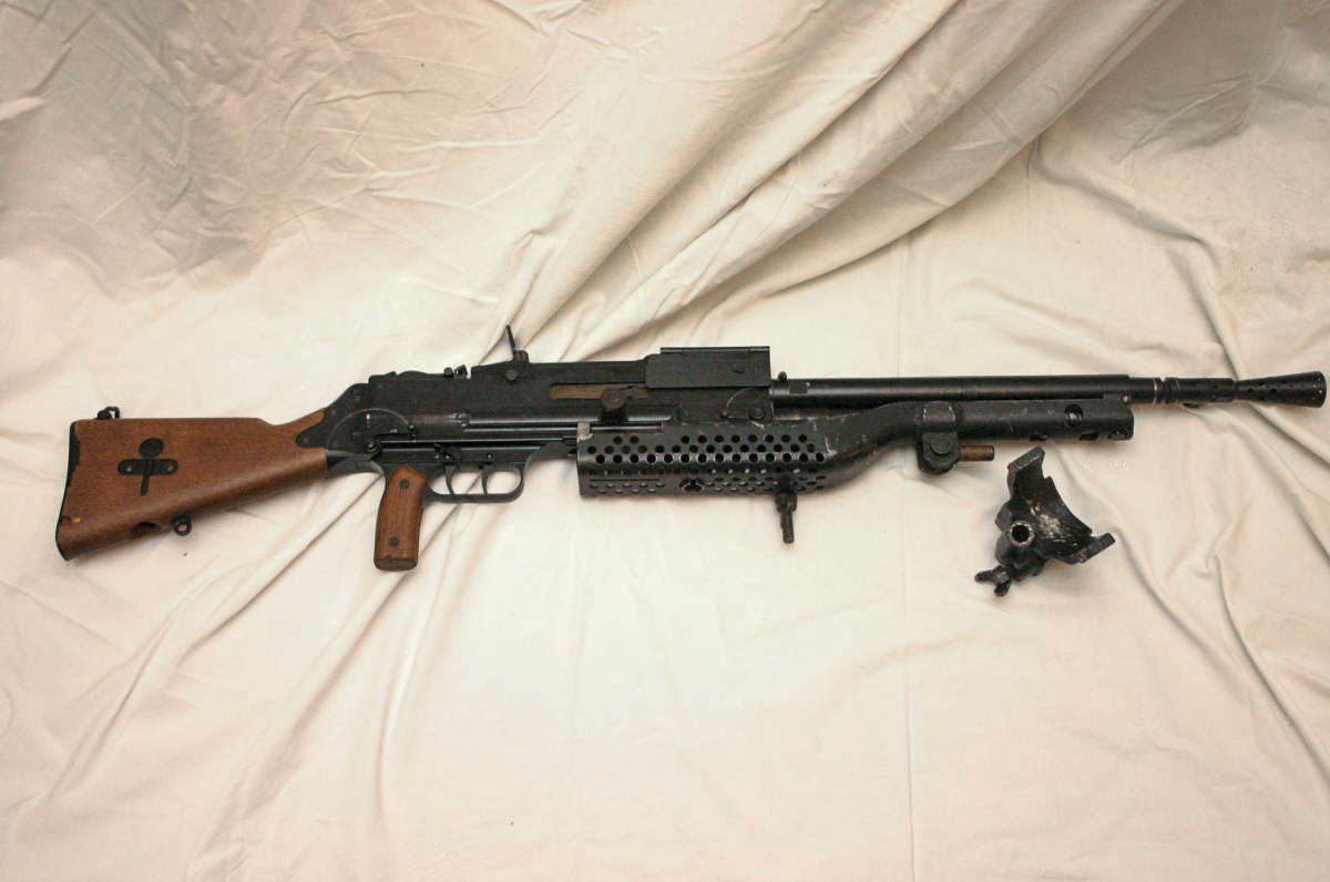 Ligne Maginot - Fusil-mitrailleur 24/29 et support SP - Photo du FM 24/29 sur son support SP de porte blindée.
Le collecteur d’etuis n’est pas représenté 