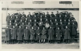 Ligne Maginot - 155° Régiment d'Artillerie de Position (RAP) (155 RAP) - Hommes du 155° RAP avec le fanion de leur groupe