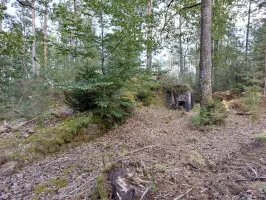 Ligne Maginot - MAIN DU PRINCE 1 - (Blockhaus pour canon) - La gorge du blockhaus est prolongée sur la gauche par un mur d'aile en pierres sèches 