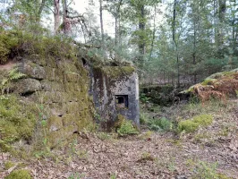 Ligne Maginot - MAIN DU PRINCE 1 - (Blockhaus pour canon) - Mur d'aile en pierres sèches et créneau gauche de la caponnière flanquant vers l'ouest 