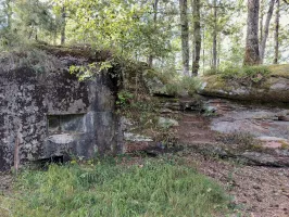 Ligne Maginot - MAIN DU PRINCE 2 - (Blockhaus pour arme infanterie) - Créneau de flanquement à l'extrémité droite de la façade
A coté, un petit escalier à été creusé dans l'escarpement rocheux