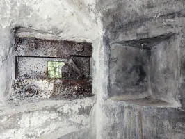 Ligne Maginot - MAIN DU PRINCE 2 - (Blockhaus pour arme infanterie) - Galerie vers le blockhaus mitrailleuse de droite
Créneau de flanquement et niche à lampe