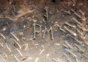 Ligne Maginot - KRAEHFELSEN - (Abri) - Initiales dans l'entrée de gauche