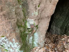 Ligne Maginot - GALGENBERG SUD-EST - (Abri) - Une pommelle pour une porte est scellée sur le montant de l'entrée droite.