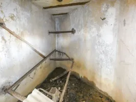 Ligne Maginot - LEGERET NORD 3 - C5-B - (Blockhaus pour canon) - Les restes d'un lit dans la chambre de tir de la mitrailleuse.