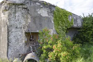 Ligne Maginot - B337 - FAY - (Blockhaus pour canon) - Créneau modifié en coffret électrique après guerre