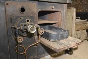 Ligne Maginot - Cuisinière Arthur-Martin - Le brûleur à gas-oil.
Noter la molette de réglage de puissance et les deux conduites alimentant le bruleur, l'une pour l'air comprimé, l'autre pour le gas-oil sous pression.