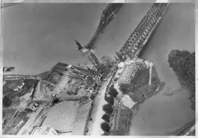Ligne Maginot - PONT DU RHIN CENTRE - (Blockhaus pour canon) - Le pont après destruction
Cette photo 1 FI 125 24 de 1940 provient du site Internet archives.Strasbourg.eu. Les droits de reproduction sont réservés et strictement limités. 