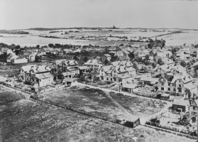 Ligne Maginot - TETING CITé - (Cité Cadres) - Cite des officiers de Téting, photo non datée.
On remarque des dégâts sur la toiture de l'un des batiments.