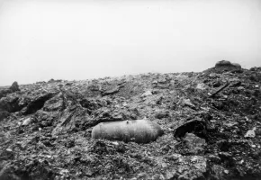 Ligne Maginot - SCHOENENBOURG - (Ouvrage d'artillerie) - Bloc 4
L'une des bombes de 420 non explosée