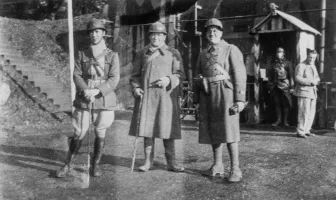 Ligne Maginot - BOUSSE - A24 - (Ouvrage d'infanterie) - Devant l'ouvrage , novembre 1939
Lt Simoens, Cap Lendi, Cne Vidal (122° RIF)