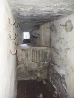 Ligne Maginot - VALABRES - (Blockhaus pour arme infanterie) - Blockhaus FM
L'intérieur
À gauche, râtelier incrusté dans le béton pour trois fusils, à droite pour le FM.