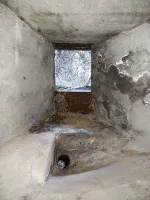 Ligne Maginot - VALABRES - (Blockhaus pour arme infanterie) - Créneau FM et goulotte d'évacuation des douilles.