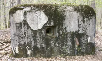 Ligne Maginot - Vue extérieure - Le créneau FM du coté du bloc et la goulotte lance grenade