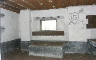 Ligne Maginot - Vue intérieure - Le créneau pour canon AC 25
Notre  les supports du ventilateur sur la gauche de la photo