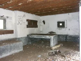 Ligne Maginot - Vue intérieure - Le créneau pour mitrailleuse et la tablette support, le créneau pour FM