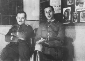 Ligne Maginot - ROCHONVILLERS - A8 - (Ouvrage d'artillerie) - Ouvrage de Rochonvillers
Les Lt André BERTRAND commandant le bloc 6 et Roger Lamy commandant le bloc 7 dans un des PC