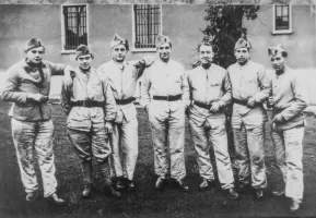 Ligne Maginot - ANGEVILLERS (CAMP) - (Camp de sureté) - Personnel de la 1° batterie en avril 1938
De gauche à droite : Goutx, Dechaux,Cotton,Debus, Falempin, Mancelle, Ledru