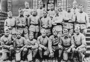 Ligne Maginot - ANGEVILLERS (CAMP) - (Camp de sureté) - Personnel de la 1° batterie en septembre 1937
Les nouvelles recrues