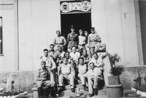 Ligne Maginot - ANGEVILLERS (CAMP) - (Camp de sureté) - Entourant le Lt Lamy, officier des sports de la 1° batterie du 151 RAP, l’équipe de football victorieuse  en ayant battu le 168° RIF lors de la coupe du camp
Saison 1936 1937