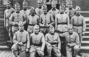 Ligne Maginot - ANGEVILLERS (CAMP) - (Camp de sureté) - 1° batterie en septembre 1937, les nouvelles recrues du peloton d'observateurs-calculateurs
de haut en bas et de gauche à droite :
Mancelle, Cotton, ?, Debus, Remoué, Lempereur, Ledru, ?, Jacquelin, Degeorges, Baligant,Vasseur, Mossé, Leroux
