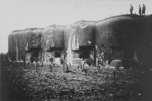 Ligne Maginot - ROCHONVILLERS - A8 - (Ouvrage d'artillerie) - Bloc 5
Le bloc après les combats de 1940 : on peut constater des éclats de crépis et traces de coups de l'artillerie allemande