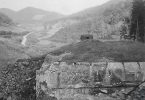 Ligne Maginot - WINDSTEIN - (Casemate d'infanterie - double) - Vue en 1940 des cloches JM Ouest et GFM. Au fond, la vallée de Windstein
