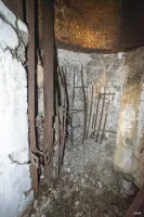 Ligne Maginot - WINDSTEIN - (Casemate d'infanterie - Double) - Puits de la cloche JM Ouest, dégâts provoqués par l'explosion de bombe allemande contre la casemate