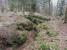 Ligne Maginot - GLASBRONN - (Casemate d'infanterie - Simple) - Au niveau des niches de stockage, une seconde position de tir avec parapet en pierres sèches