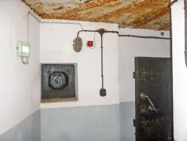 Ligne Maginot - FOUR A CHAUX - FAC - (Ouvrage d'artillerie) - Entrée des hommes
Créneau FM de défense intérieur avant la porte blindée