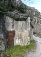 Ligne Maginot - VALABRES ANNEXE (OU SUD) (VA) - (Blockhaus pour arme infanterie) - Les deux créneaux ont été bouchés, la porte découpée, pour créer un abri chauve-souris.
2025