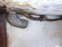 Ligne Maginot - VALABRES ANNEXE (OU SUD) (VA) - (Blockhaus pour arme infanterie) - L'arrivée du câble téléphonique et la sortie du fumivore.