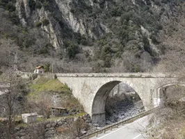 Ligne Maginot - VALABRES ANNEXE (OU SUD) (VA) - (Blockhaus pour arme infanterie) - Environnement : le pont de Paule avec l'ancienne douane.













