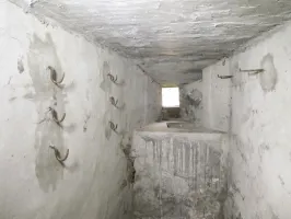 Ligne Maginot - VALABRES - (Blockhaus pour arme infanterie) - Créneau FM et râteliers pour les armes.